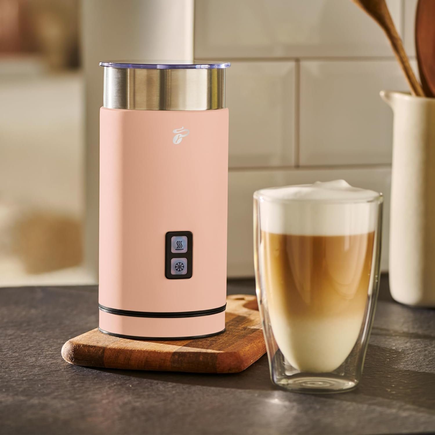 Tchibo Milchaufschäumer elektrisch, Latte 550 kalter Cappuccino 130ml, für Macchiato, Kakao, und warmer Edelstahlgehäuse rostfreies und W, Milchschaum, Antihaftbeschichtung, apricot