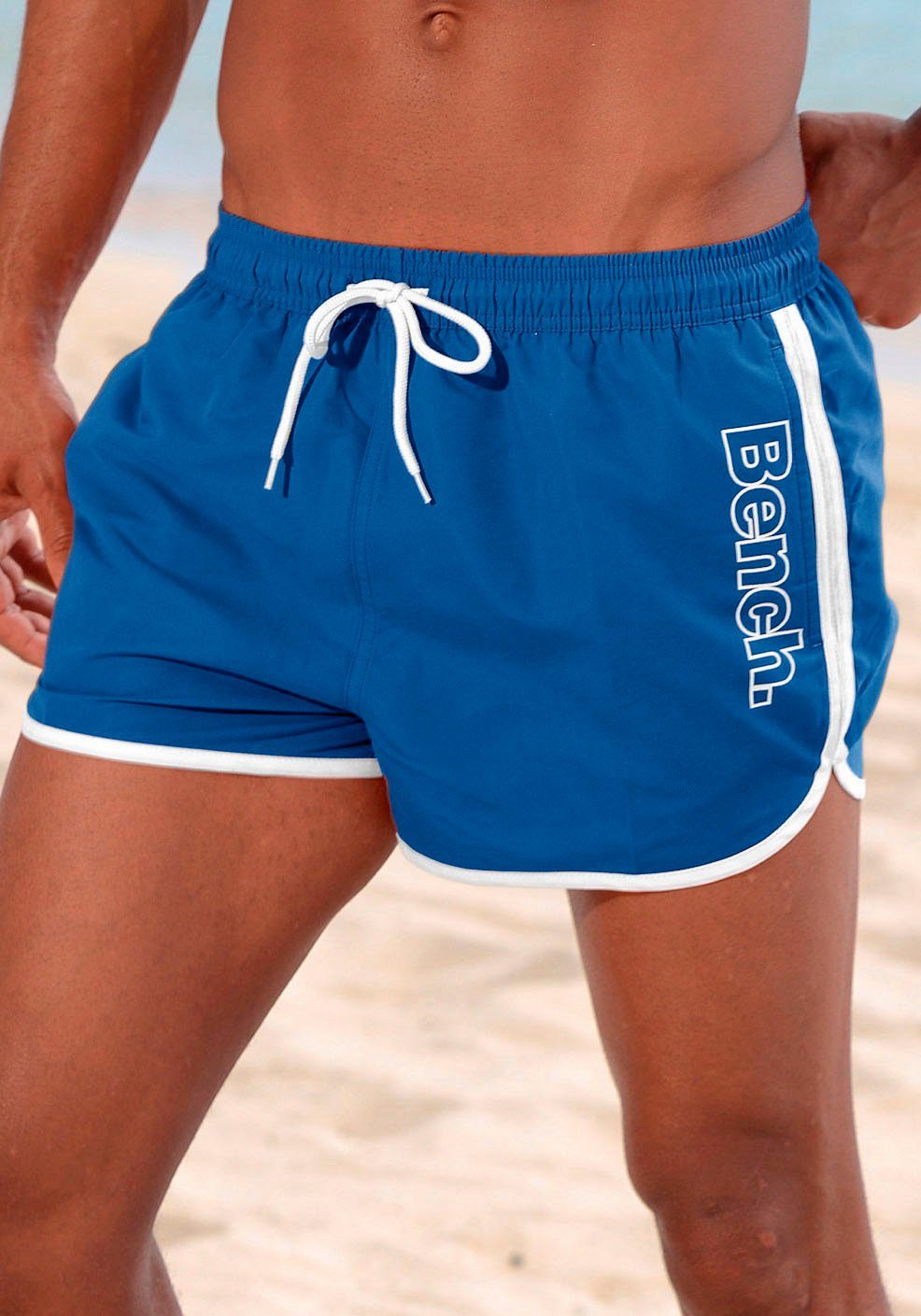 Bench. Badeshorts Bradley mit coolem Logodruck