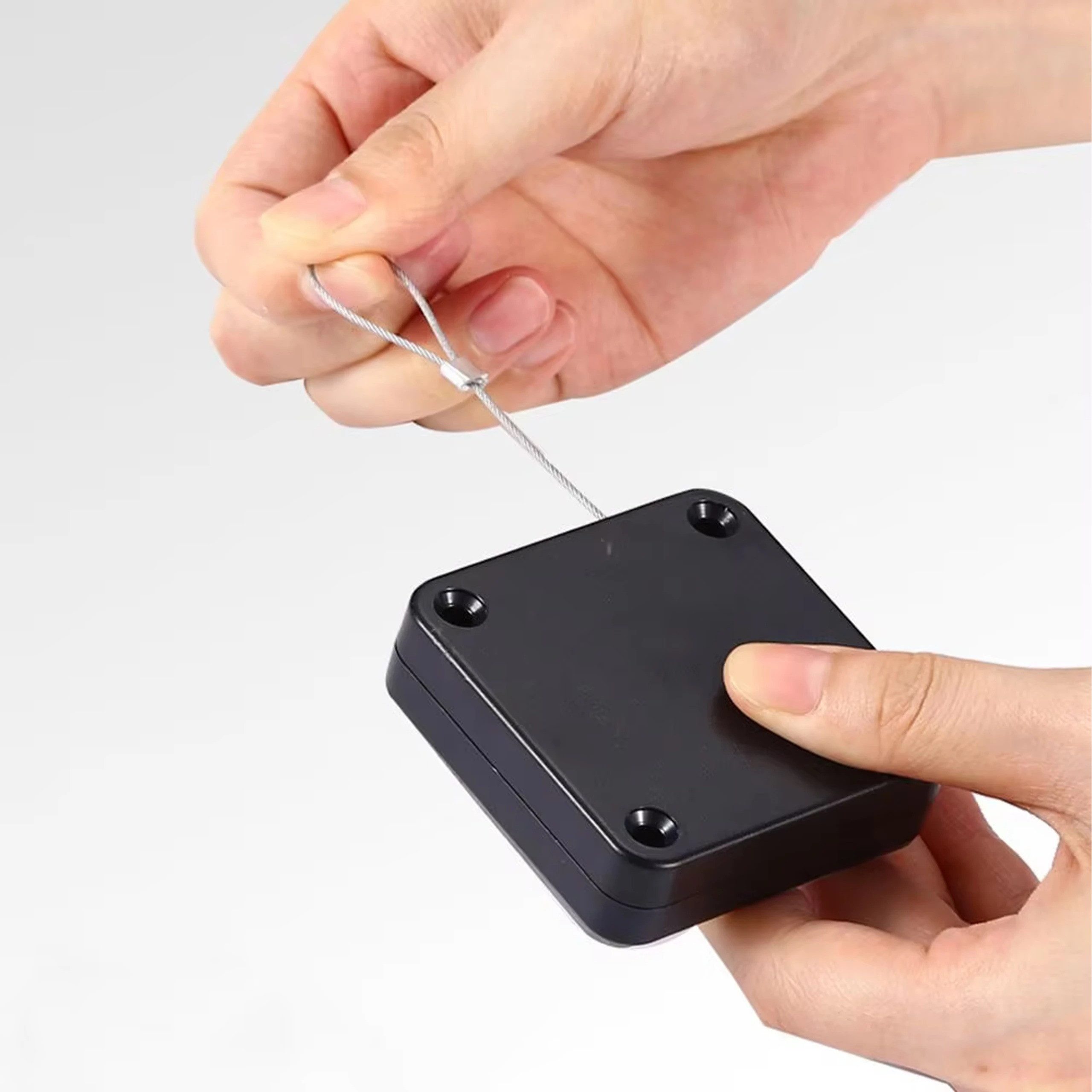 LA CUTE Türschließer Automatischer Türschließer selbstklebend 1000g Schwarz, (Türschließer-Set mit selbstklebender Montageoption, Enthält Türschließer, Stahlseil und Montagematerial), Selbstklebender, einziehbarer Türschließer mit 1000g Zugkraft