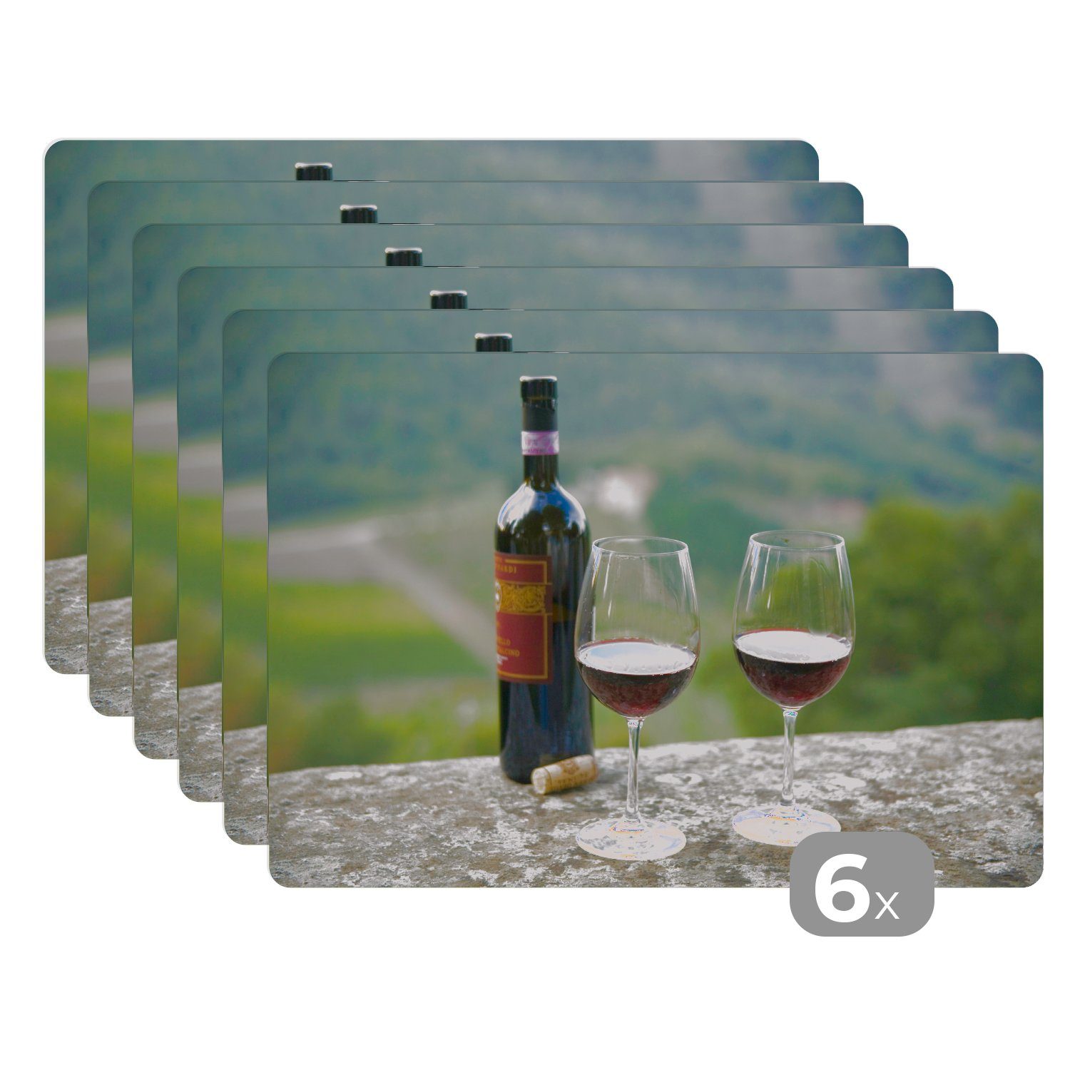 Platzset Eine Flasche Rotwein mit Sangiovese-Weinbergen im Hintergrund