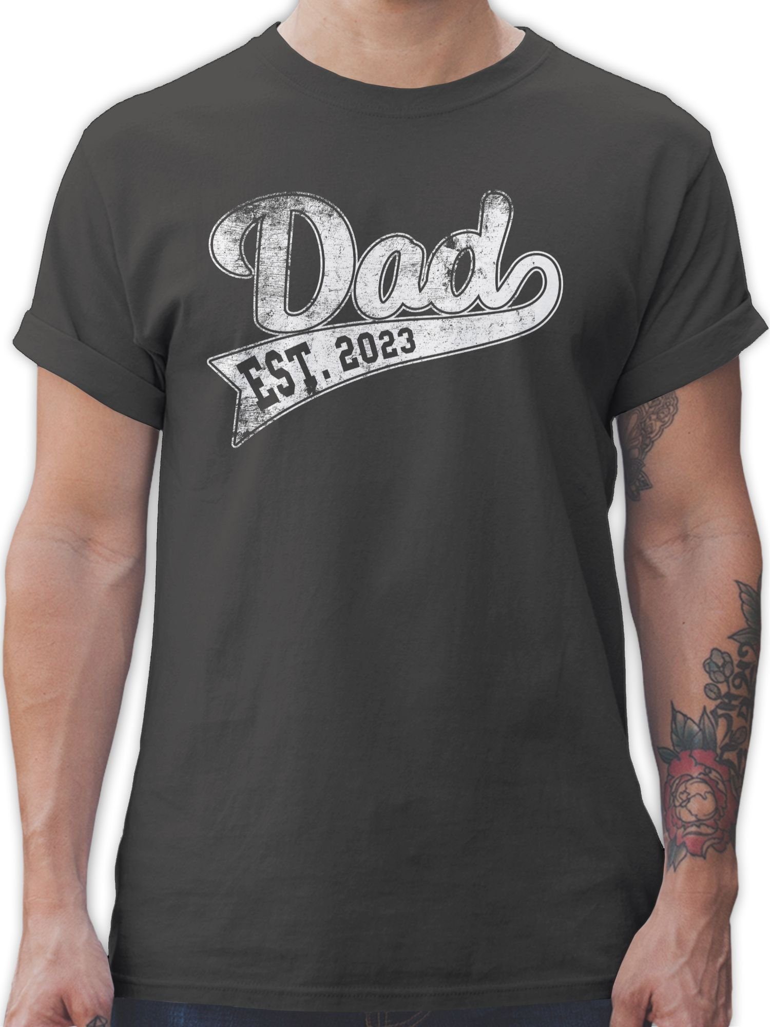 Shirtracer T-Shirt Dad Est. 2023 I Werdender Papa Vatertag Geschenk für Papa 01 Dunkelgrau