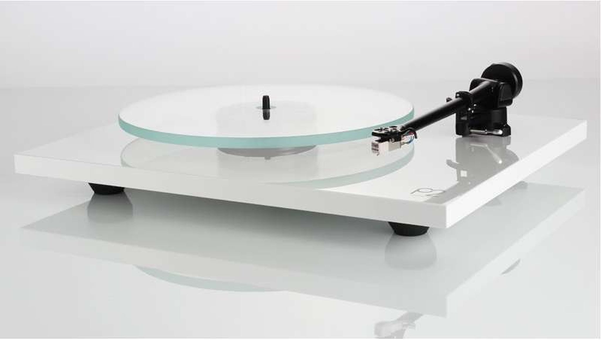 rega Planar 2 Plattenspieler inkl. transparenter Abdeckhaube weiß/schwarz Plattenspieler (Riemenantrieb)