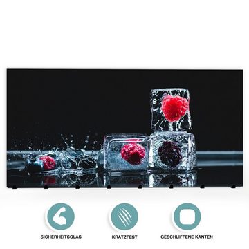 Primedeco Garderobenpaneel Magnetwand und Memoboard aus Glas Beeren in Eiswürfel