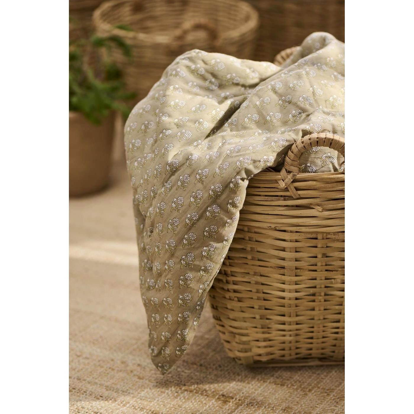 Wohndecke Ib Laursen Decke Quilt Aida Staubig Grün mit Weißen Blumen (130x1 günstig online kaufen