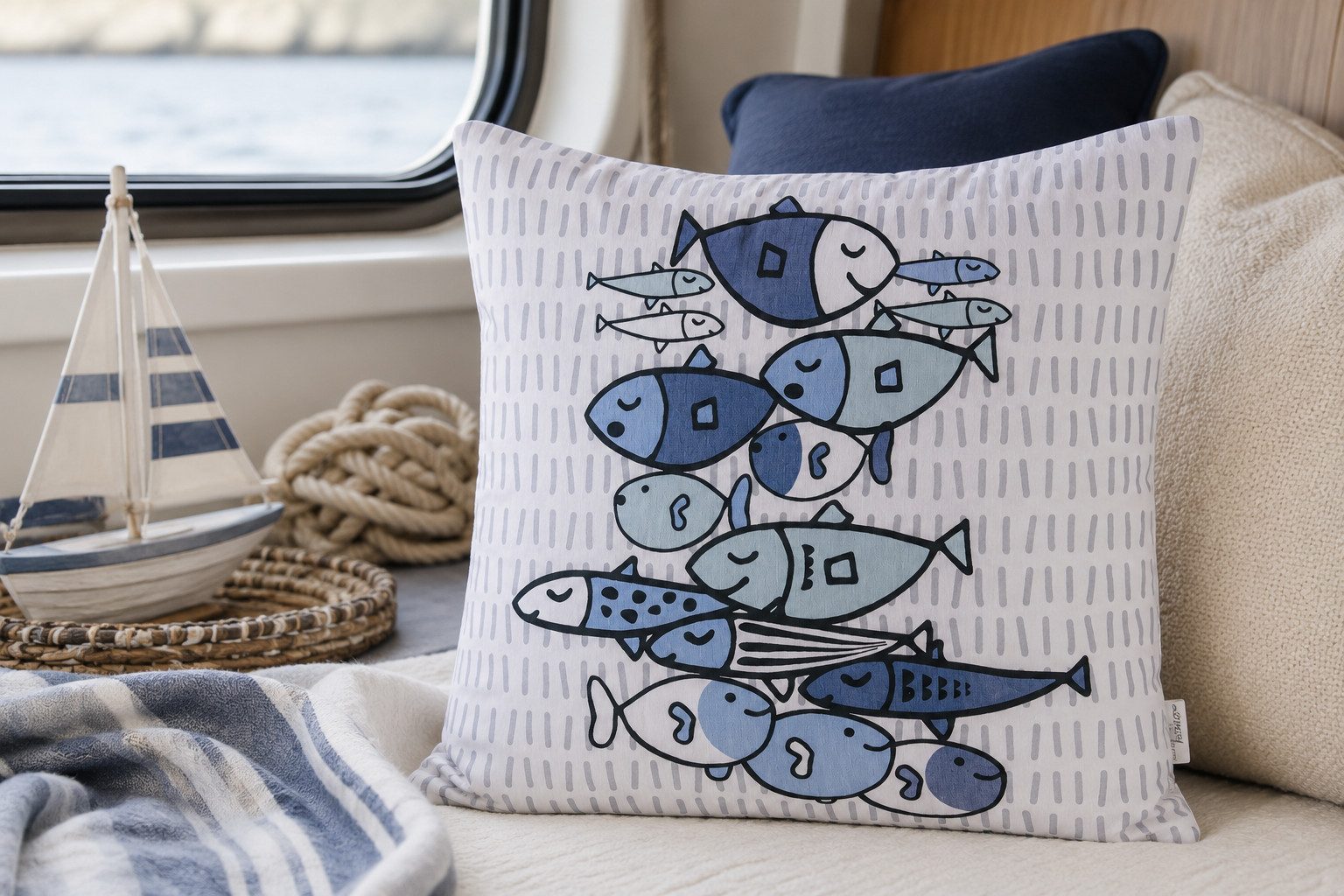BOLTZE Zierkissen Dekokissen Ocean Fish blau weiß quadratisch mit Fisch Motiv, (1 St)