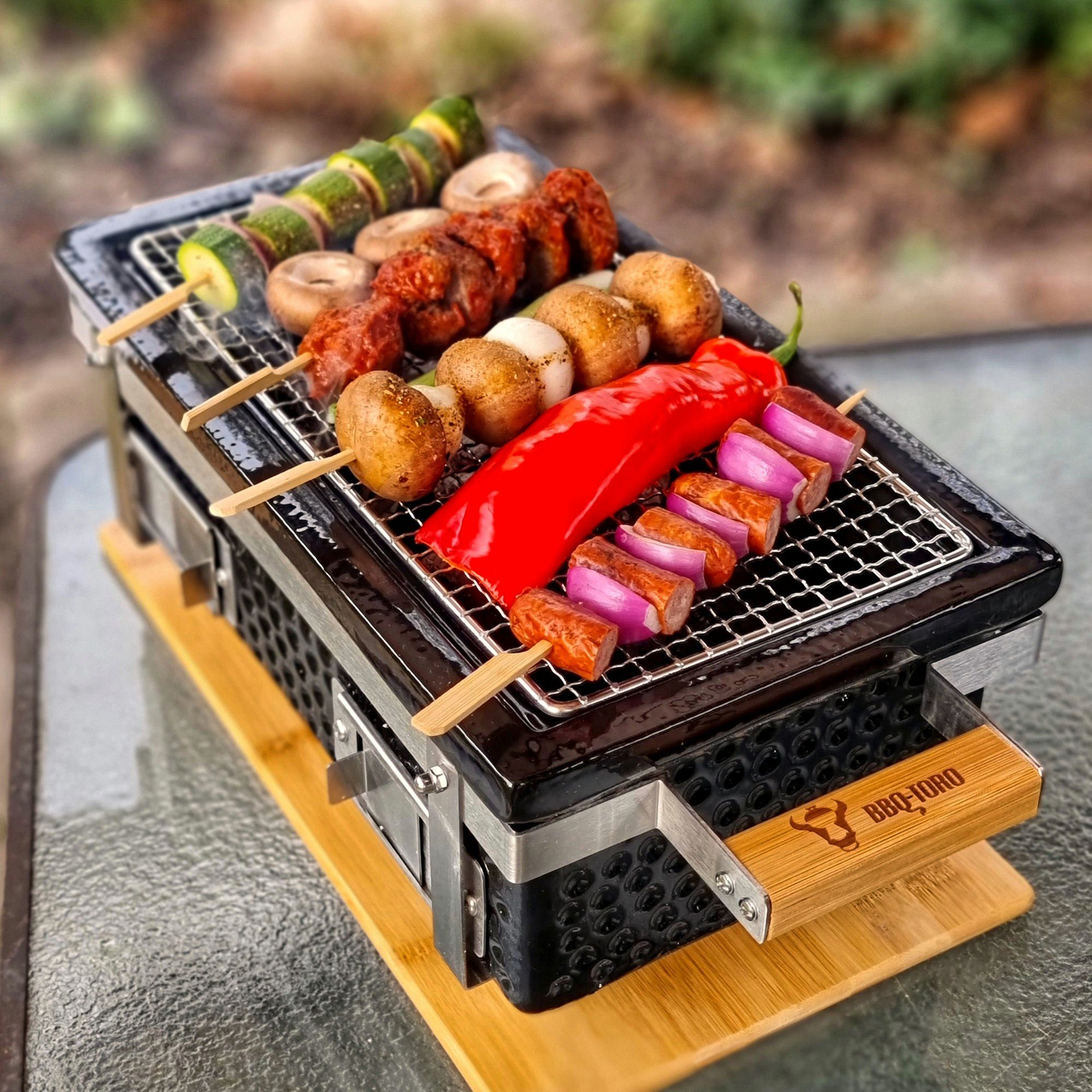 BBQ-Toro Keramikgrill Tischgrill mit Holzunterlage, Outdoor Hibachi Grill für Camping