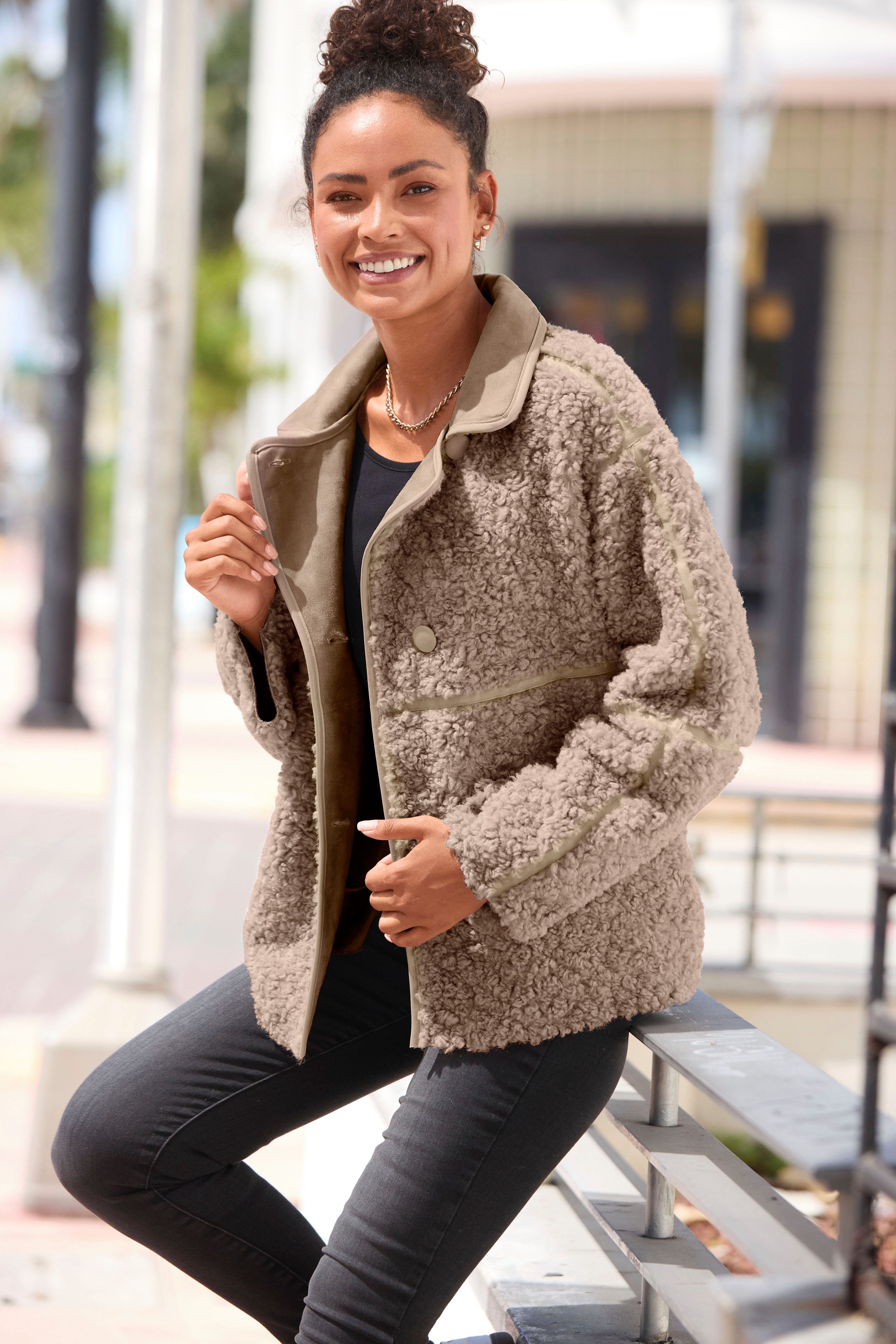 LASCANA Fellimitatjacke mit Lederimitat-Einsätzen und Knopfleiste, Teddyjacke Sherpa-Jacke aus Teddyplüsch mit Taschen, Übergangsjacke, Oversize