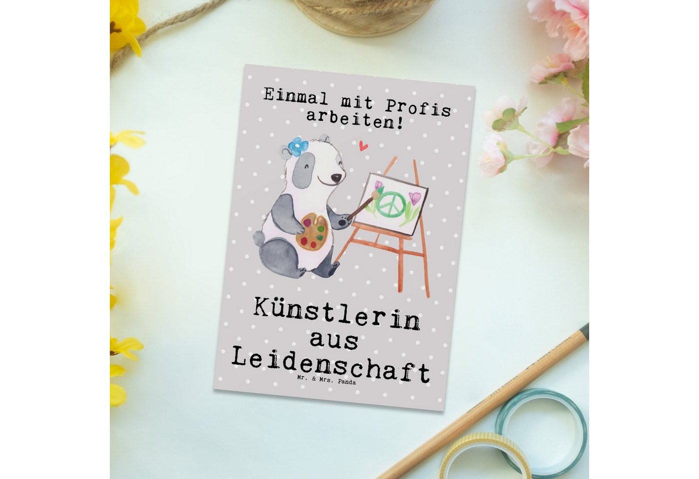 Thumbnail - Mr. & Mrs. Panda Postkarte Künstlerin Leidenschaft - Grau Pastell - Geschenk, Geschenkkarte, Ans, Liebevolles Design
