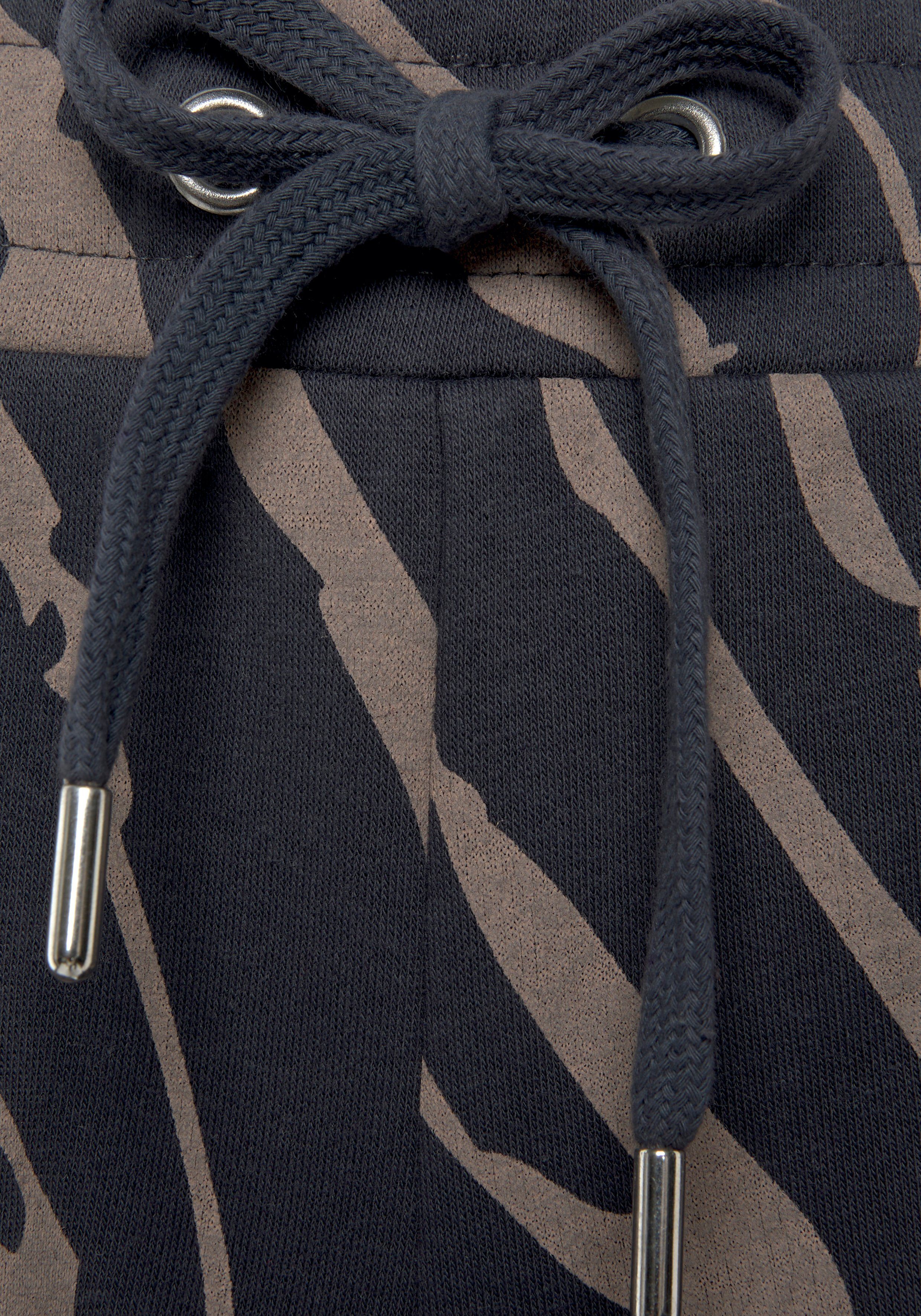 und Taschen Loungewear, mit LASCANA Logostickerei, Loungeanzug Relaxshorts seitlichen dunkelgrau-taupe -Kurze Hose Zebradruck,
