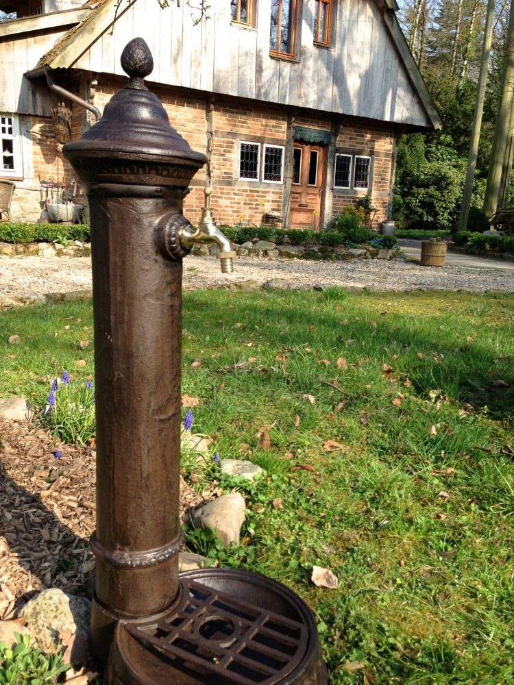 Antikas Wasserspeier Wasser-Zapfstelle als hübscher Standbrunnen, Stehbrunnen mit