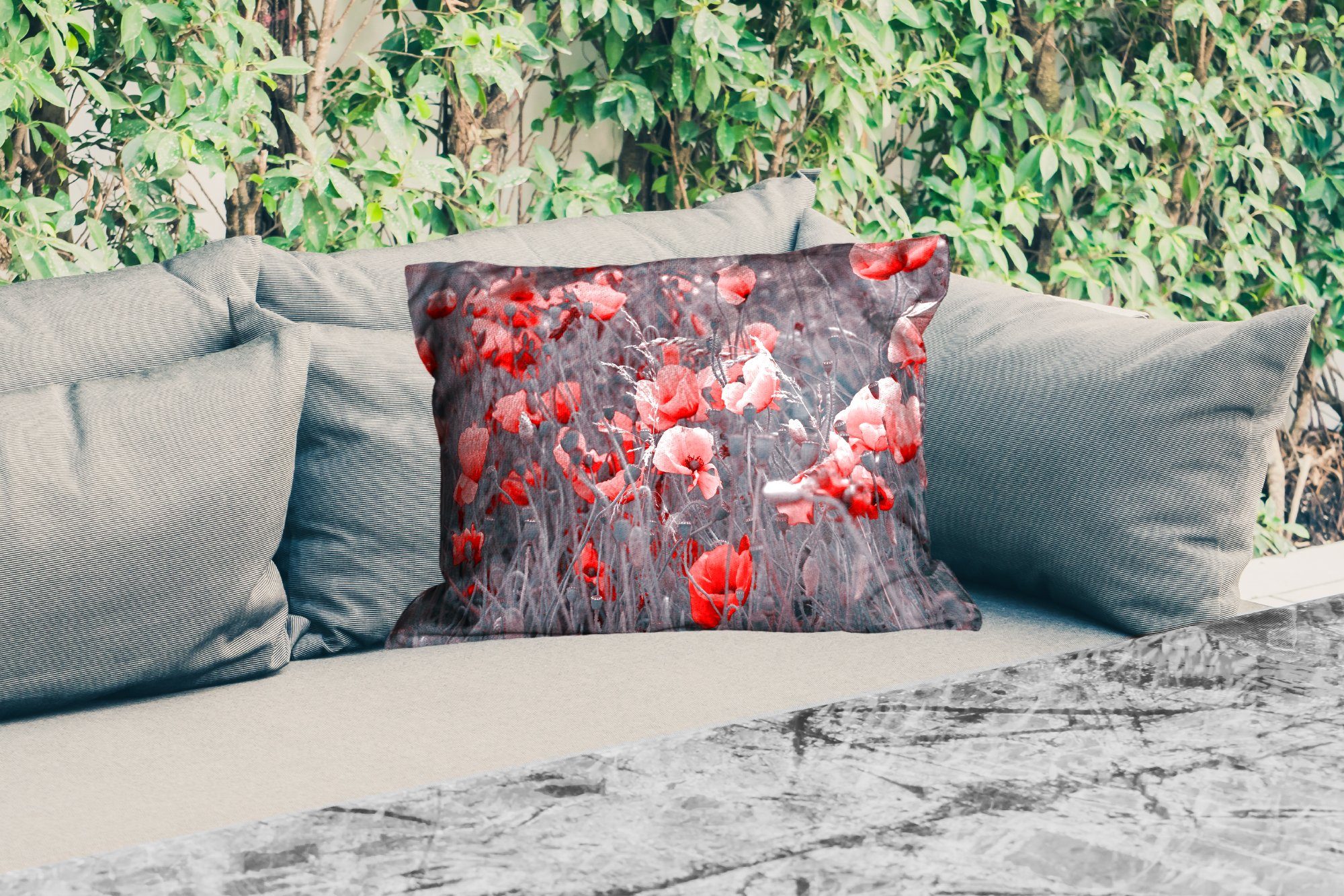 MuchoWow Dekokissen Rote Mohnblumen in einem Kissenhülle Dekokissenbezug, Outdoor-Dekorationskissen, Schwarz-Weiß-Bild, Polyester