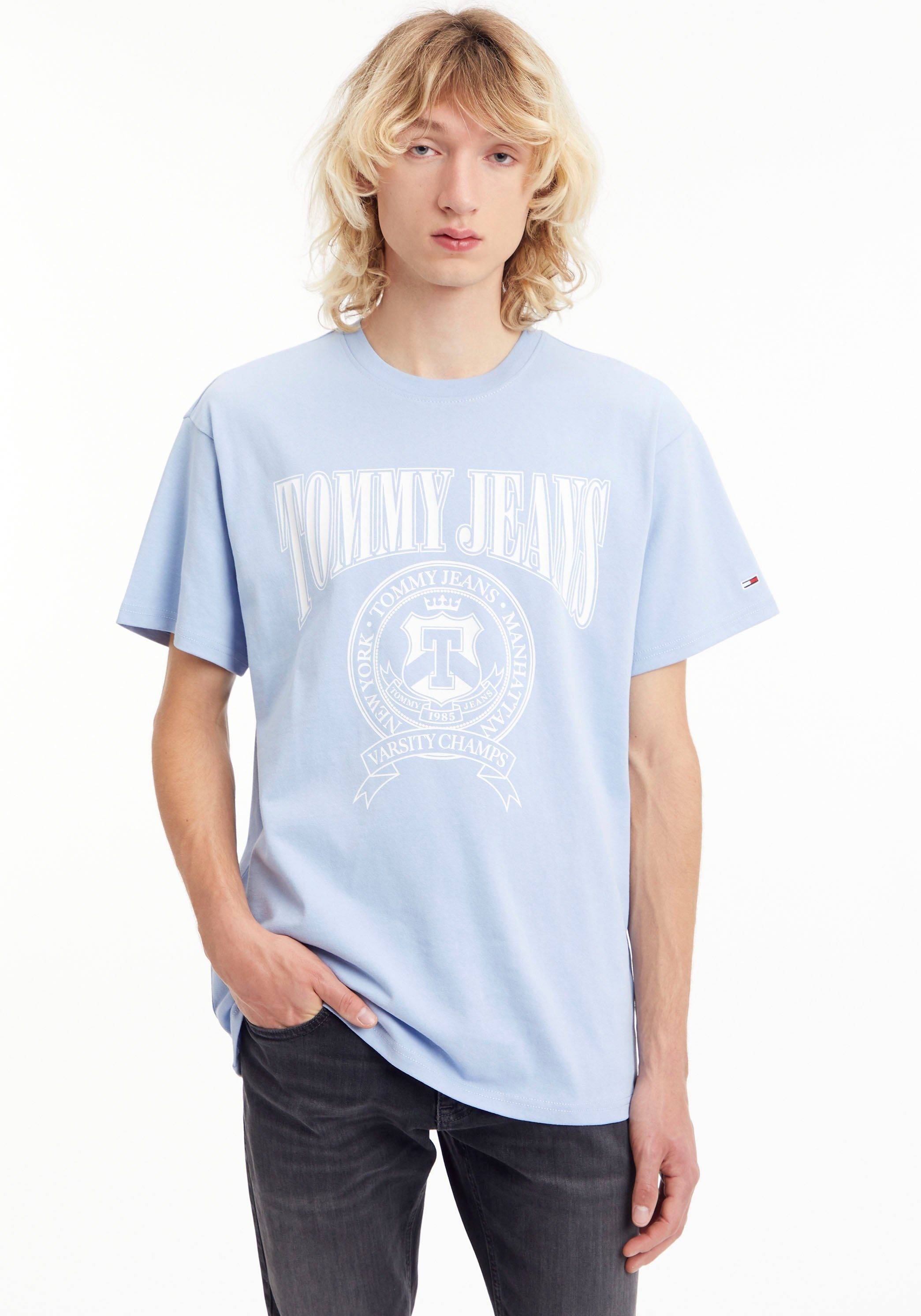 Tommy Jeans T-Shirt TJM RLXD VARSITY LOGO TEE mit Logodruck Pearly Blue | T-Shirts