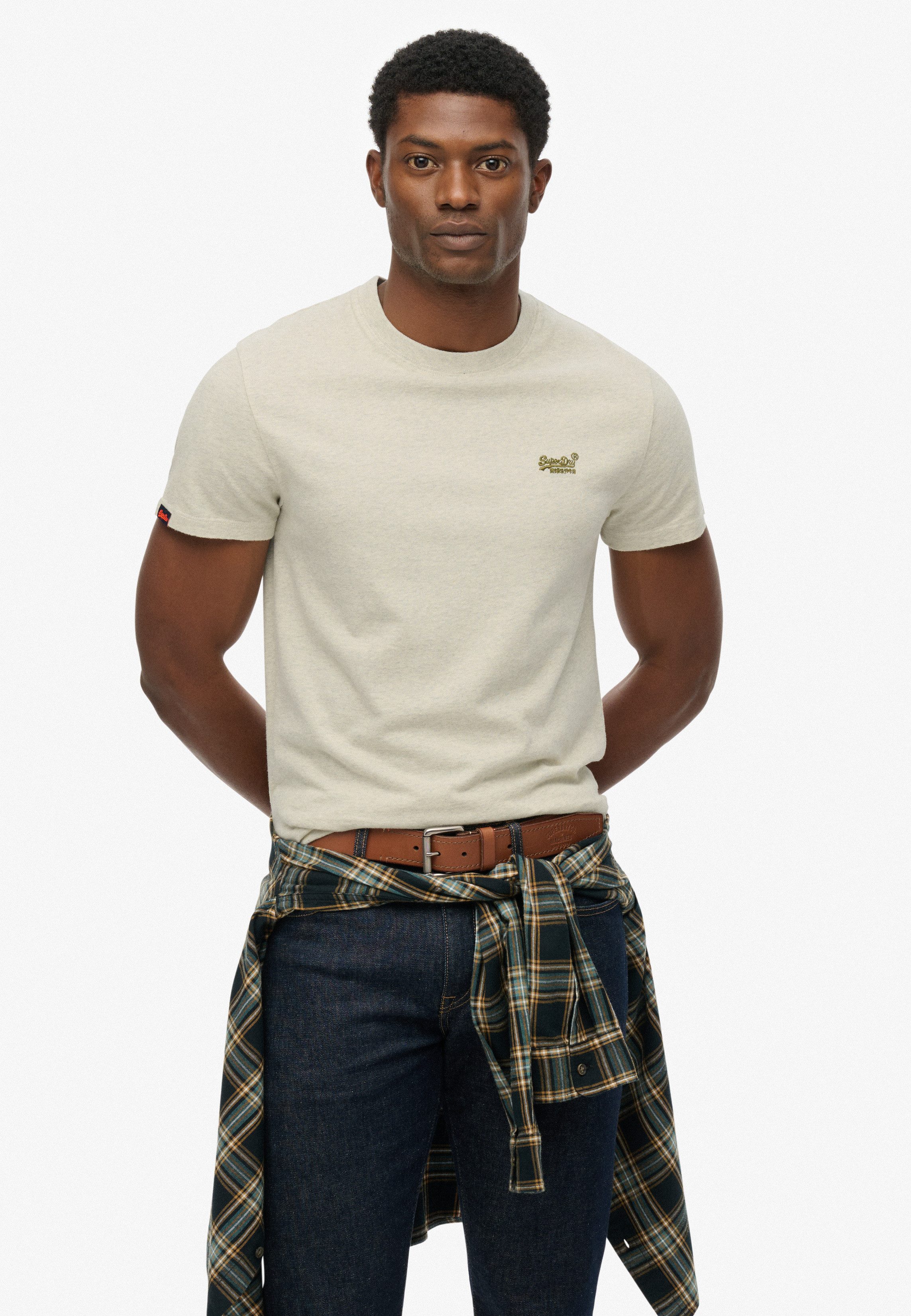 Superdry Rundhalsshirt ESSENTIAL LOGO EMB TEE aus Baumwolle und Single Jersey, Slim Fit, Kurzarm, hüftlang