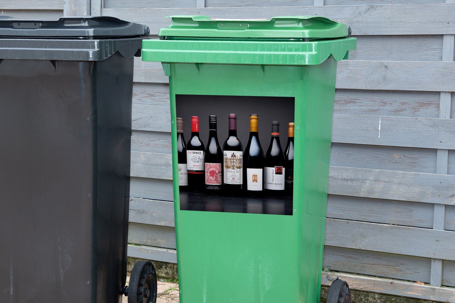 MuchoWow Wandsticker Sticker, Flaschen Abfalbehälter - - Container, (1 St), Alkohol Mülleimer-aufkleber, Mülltonne, Wein