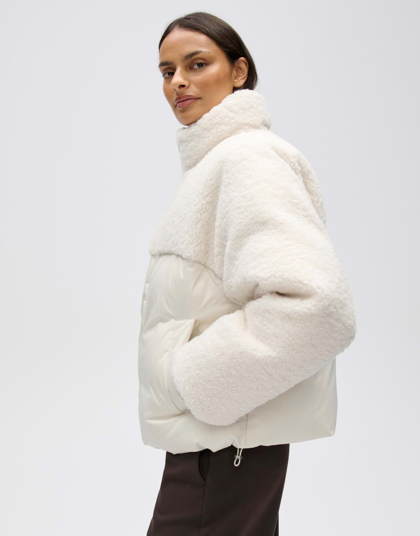 OPUS Winterjacke Hazy aus weichem Teddyplüsch Weite Silhouette mit Stehkragen und gerippten Bündchen – Bild 5 von 5