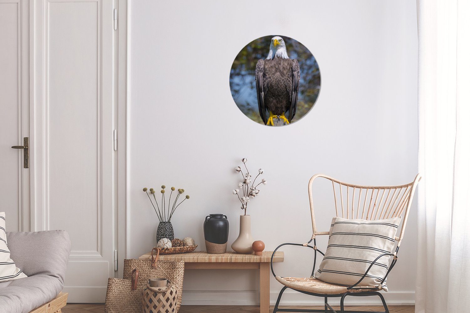 MuchoWow Gemälde Ein Wohnzimmer, auf 30x30 St), Holzpfahl, Wandbild, (1 Forex, Wanddekoration einem Kreis Weißkopfseeadler sitzt cm Rundes