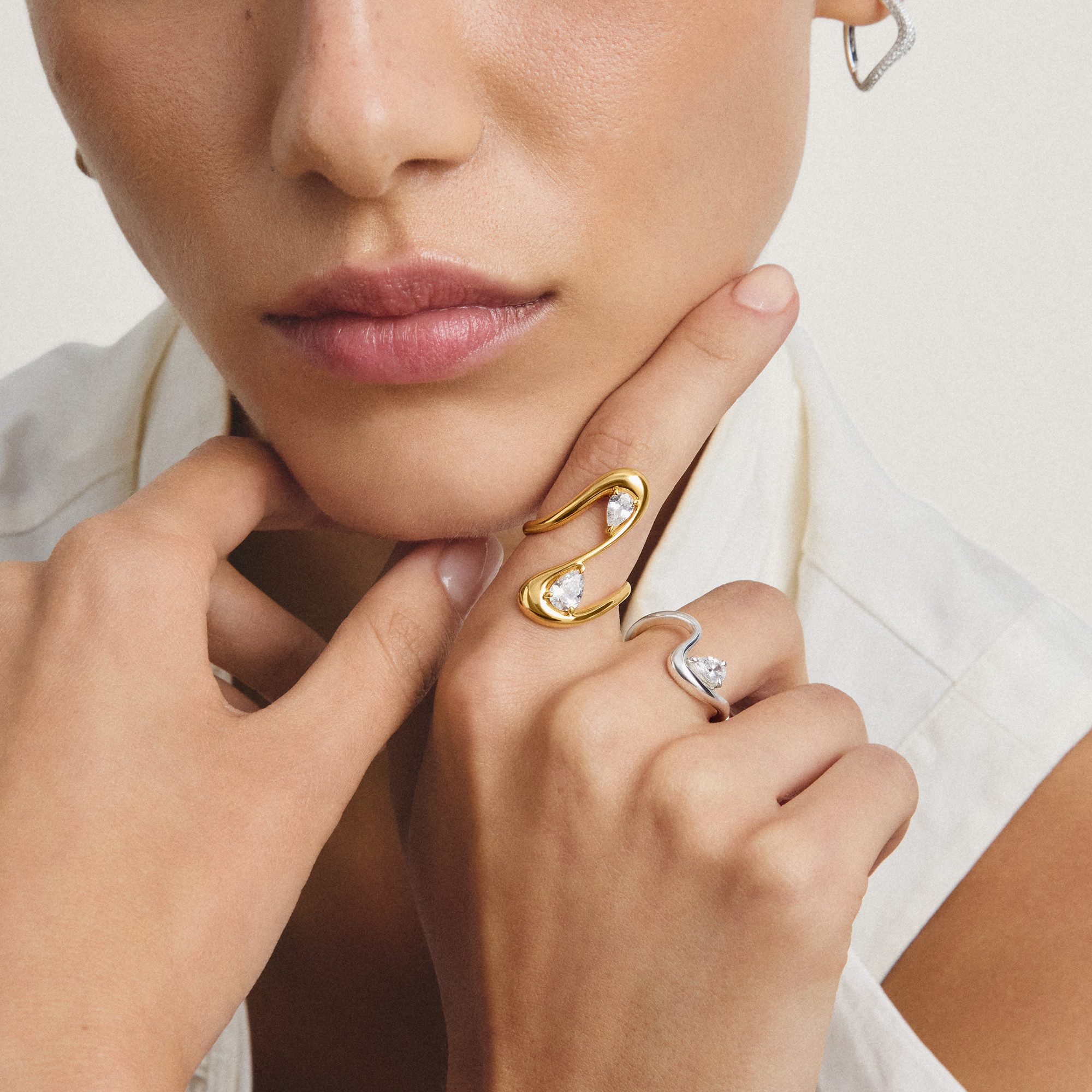 THOMAS SABO Fingerring Fluid Elegance Ring doppelt geschwungen gelbgoldfarben, mit Zirkonia (synth)
