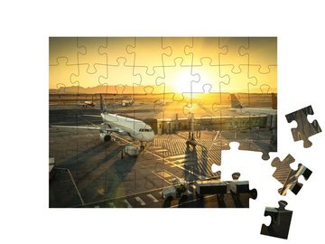 puzzleYOU Puzzle Flugzeug am Flugsteig bereit zum Start, 48 Puzzleteile, puzzleYOU-Kollektionen Flughafen, Flugzeuge