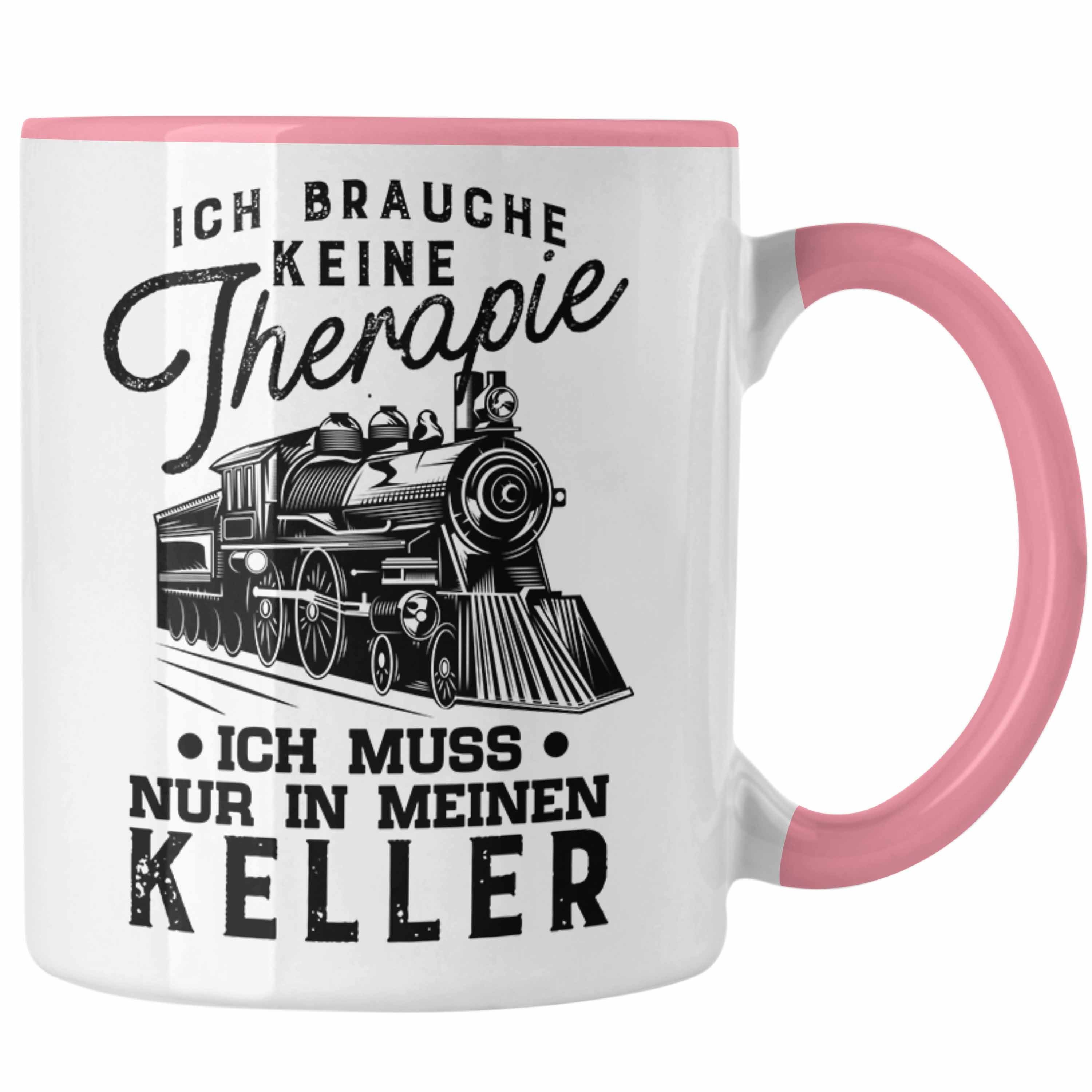 Trendation Tasse Trendation - Modelleisenbahn Tasse Geschenk für Eisenbahner Spruch Ich Muss In Meinen Keller Rosa