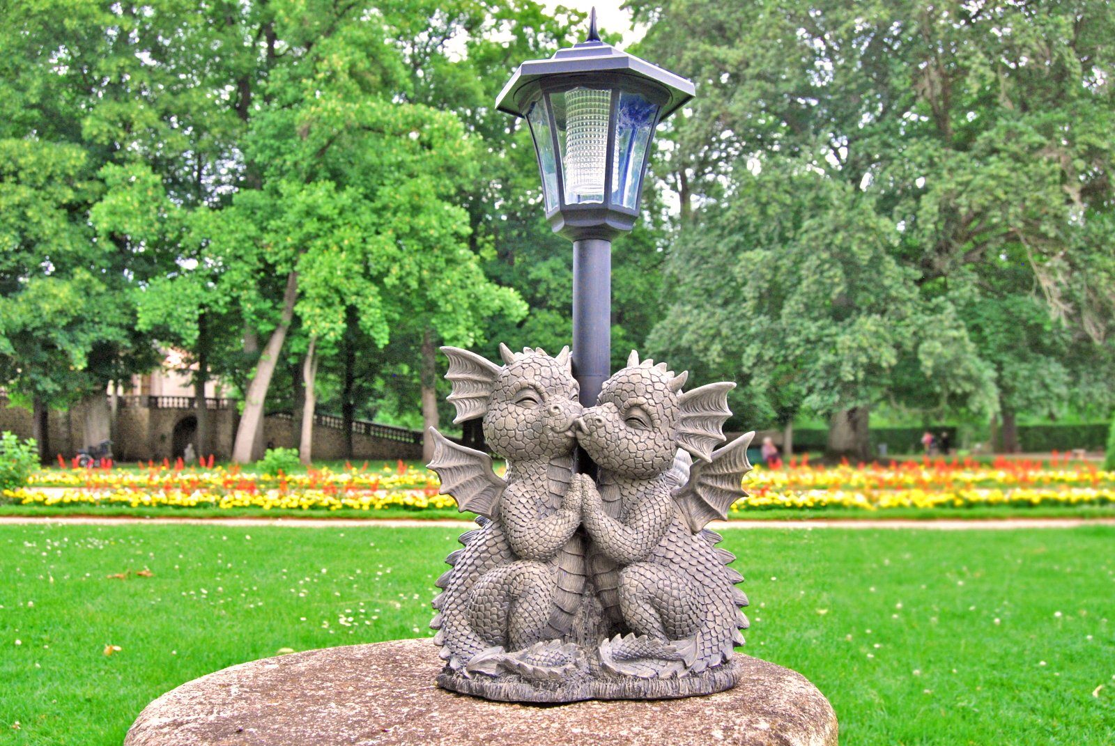 MystiCalls Gartenfigur Gartendrache - Modell Liebespaar mit Solar-Laterne günstig online kaufen