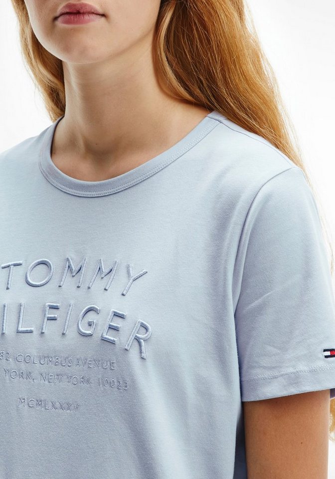Tommy Hilfiger T-Shirt REGULAR TEXT EMB C-NK TEE SS mit gesticktem Tommy  Hilfiger Logo & Flag