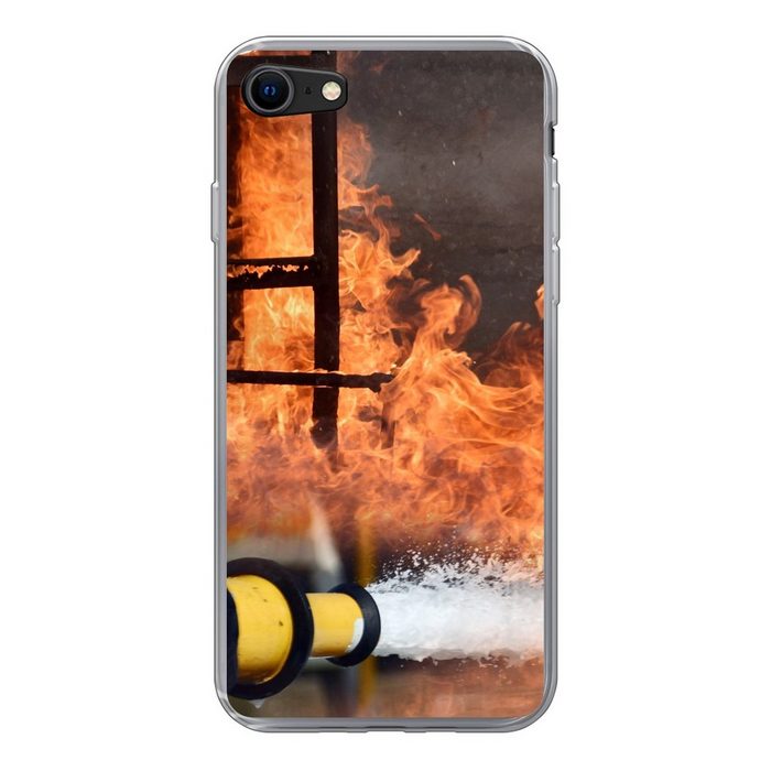 MuchoWow Handyhülle Feuerwehr löscht das Feuer mit Schaum Handyhülle Apple iPhone SE (2020) Smartphone-Bumper Print Handy