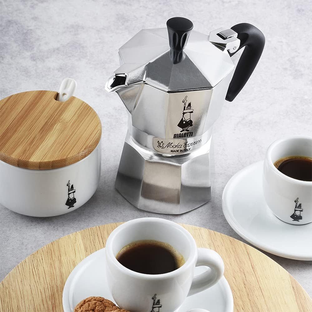Bialetti Kaffeebereiter auf verschiedenen Herdarten – Gasherd, Elektrokochplatte und Keramikkochfeld