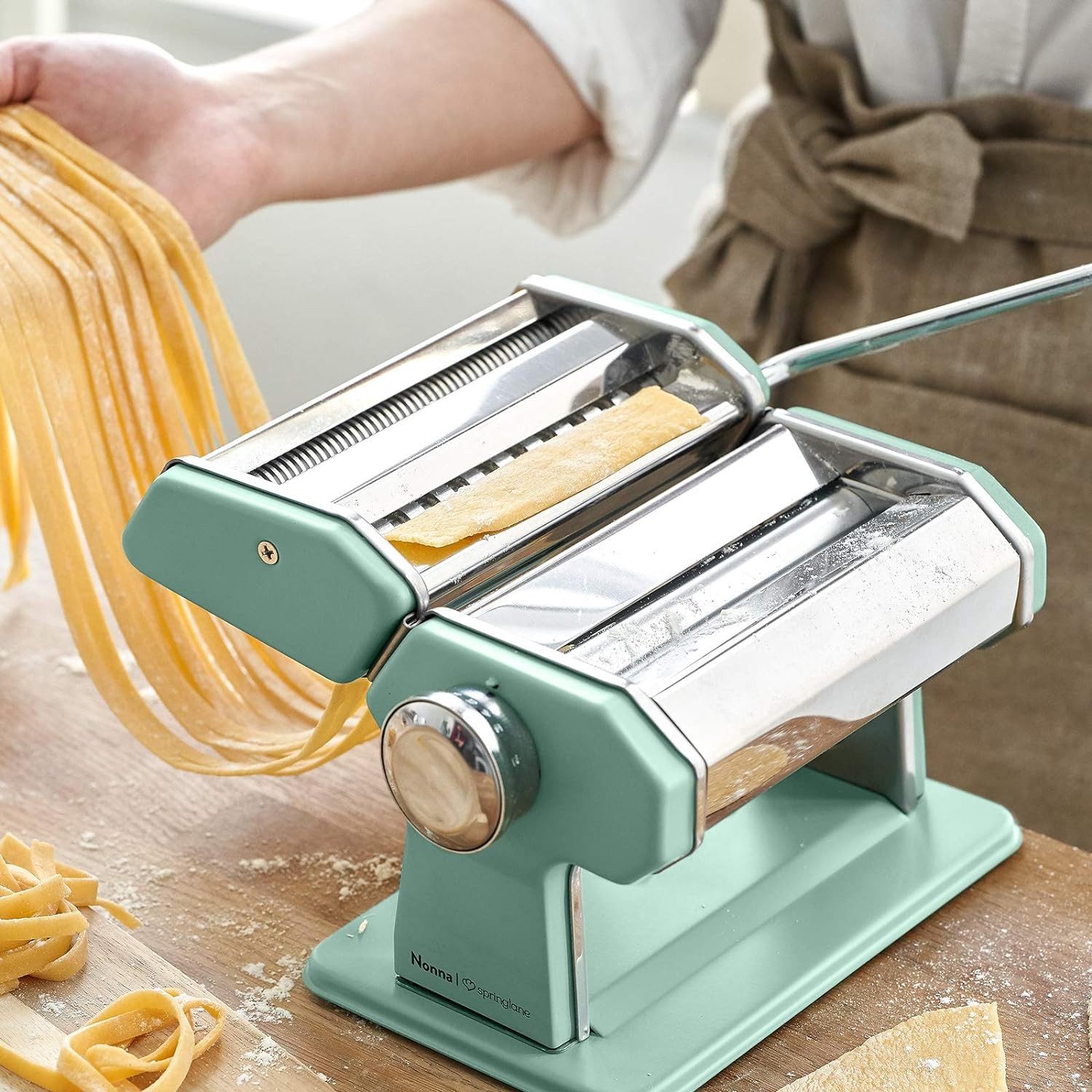 Springlane Nudelmaschine - Manuelle Nudelmaschine aus Edelstahl - Pastamaker inkl. Rezeptbuch, Nudeltrockner & 3 Schneideaufsätze, 9 Teigdicke-Stufen – Bild 2 von 5
