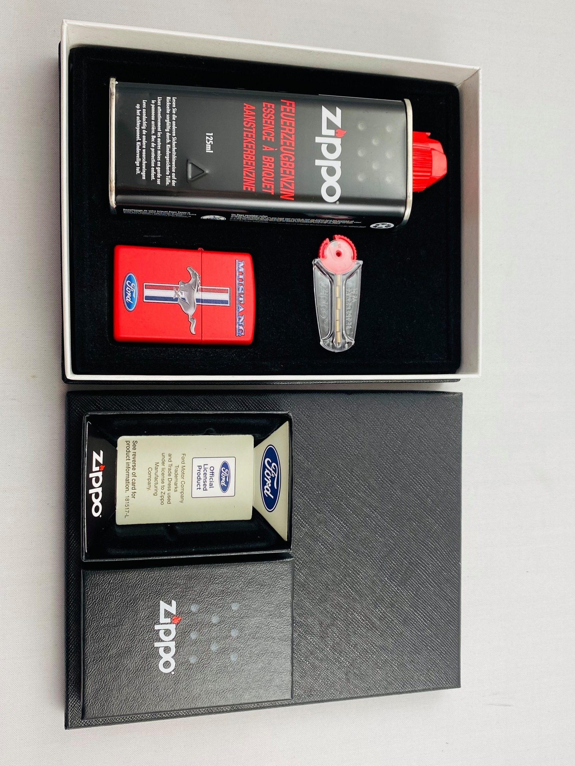 Zippo Feuerzeug Ford Mustang matt rot Geschenkset Sturmfeuerzeug