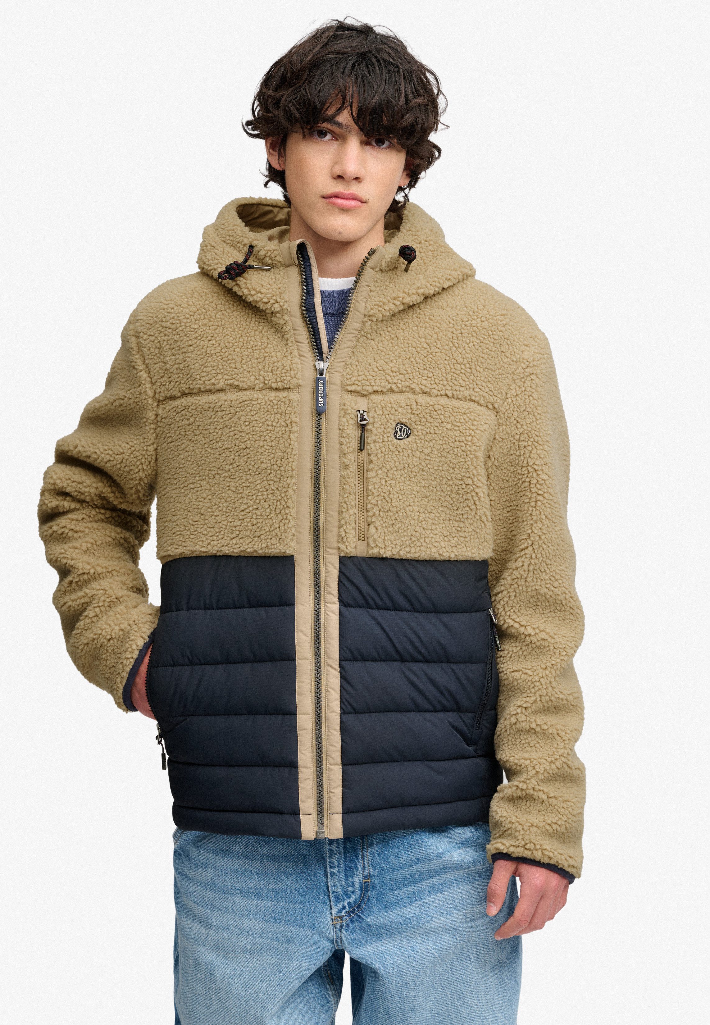 Superdry Outdoorjacke HOOD OUTDOOR BORG QUILT HYBRID Kunstfaser, relaxed fit