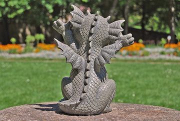 MystiCalls Gartenfigur Gartendrache - Modell Hallo - Dekofigur, (Einzelartikel, 1 St), Für Drinnen und Draußen, wetterfest, nicht frostfest