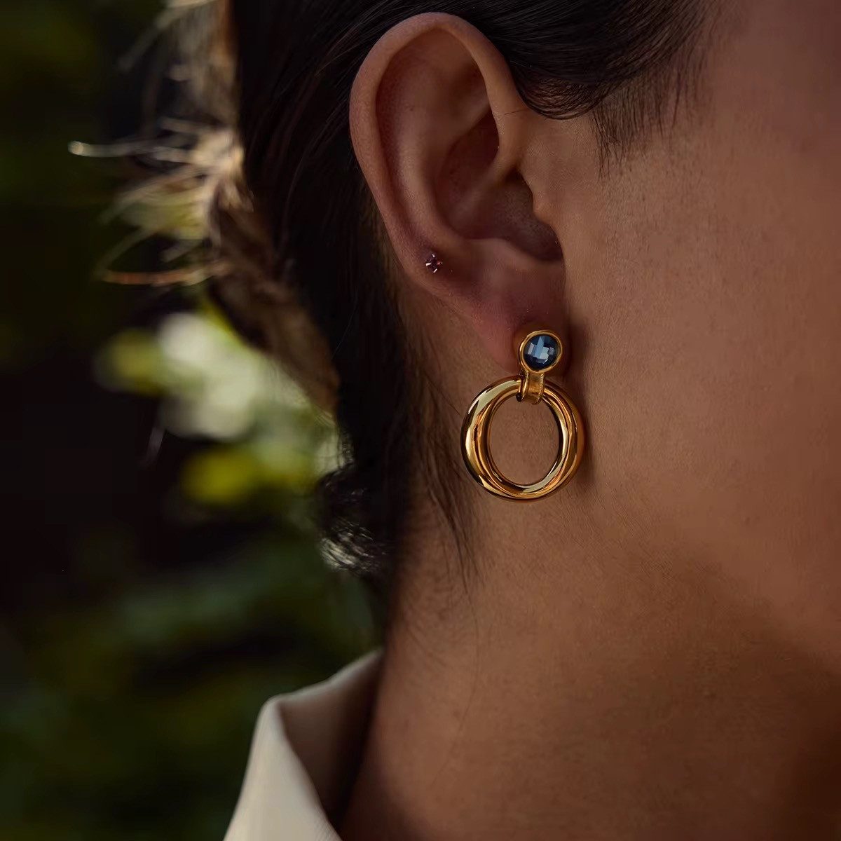 ROUGEMONT Paar Creolen Moderne Damen Statement Creoeln mit blauem Zirkon, Wasserfest