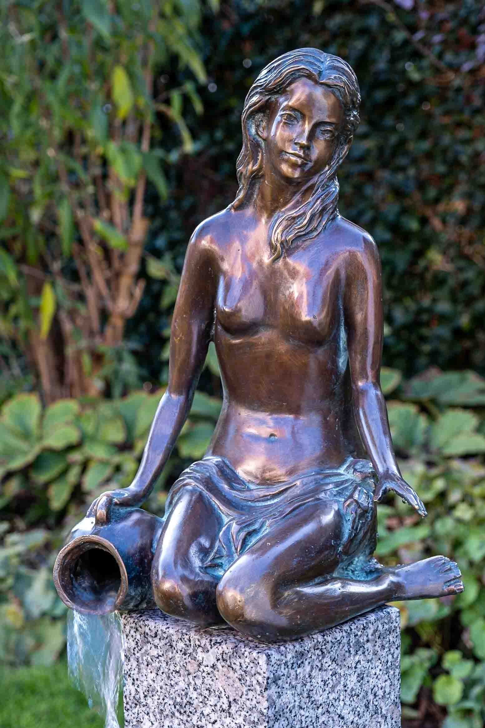 IDYL Gartenfigur IDYL Rottenecker Bronze-Skulptur Jasmin wasserspeiend, Bronze – sehr robust – Langlebig – witterungsbeständig gegen Frost, Regen und UV-Strahlung. Die Modelle werden in Wachsausschmelzverfahren in Bronze gegossen und von Hand patiniert. | Figuren