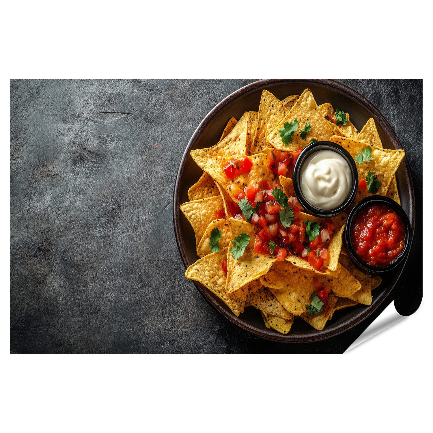 islandburner Poster Knusprige Tortillachips serviert in Schüssel mit frischem Pico de Gal