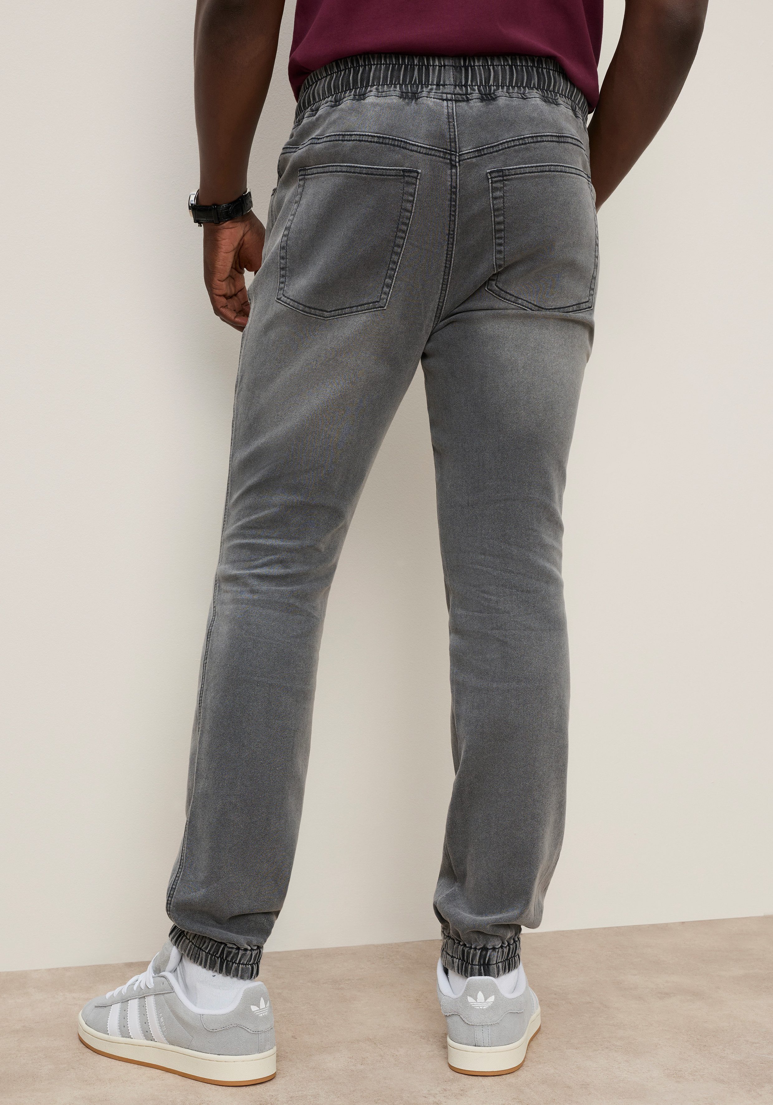 DELMAO Jogg Pants mit Eingrifftaschen und Gesäßtaschen, Comfort Fit, gerader Beinverlauf – Bild 3 von 5