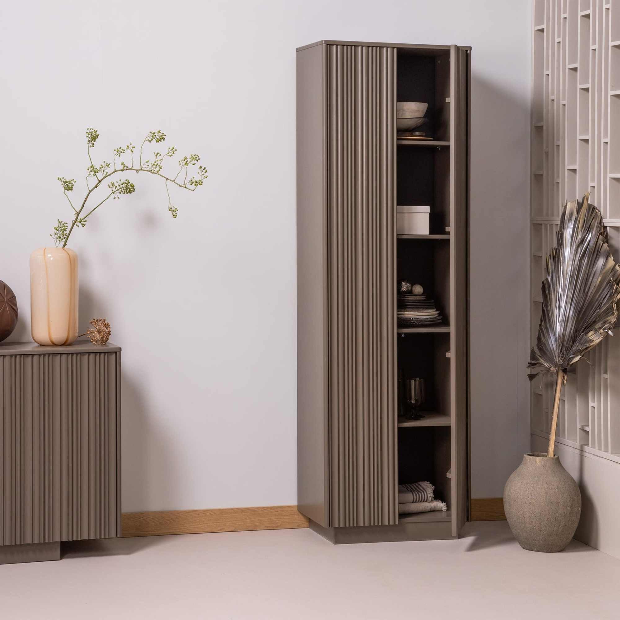 WOOOD Mehrzweckschrank Nova Kiefer [FSC] Trüffle Braun – reliefierte Türen, 215 cm Luxuriöse Vitrine mit grafisch reliefierten Türen