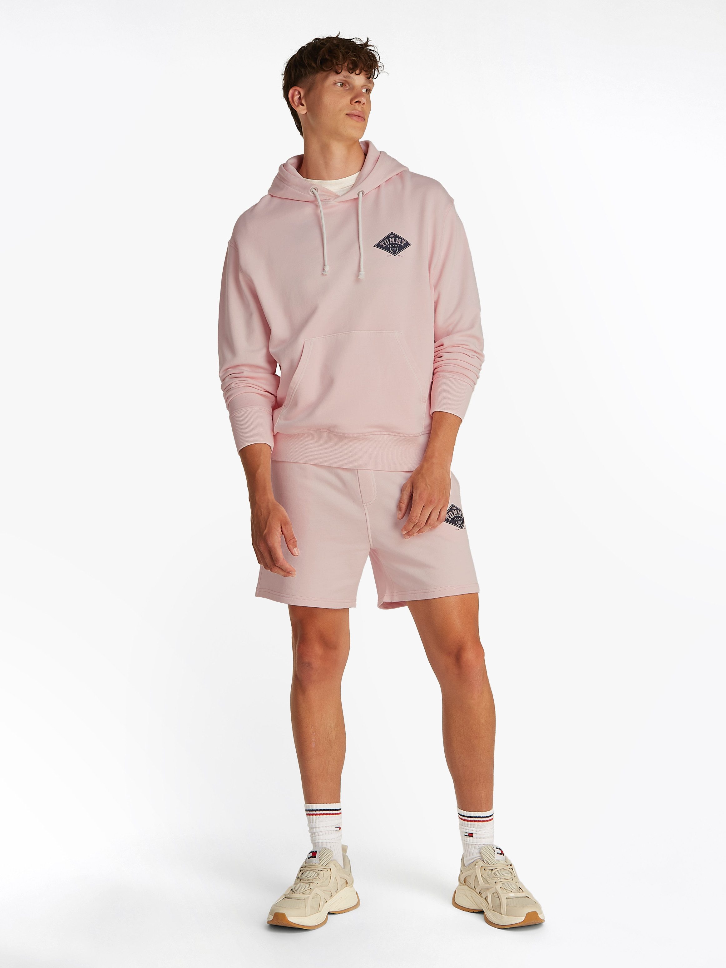 Tommy Jeans Kapuzensweatshirt TJM RLX VARSITY GRAPHICS HOODIE mit großem Rückenprint