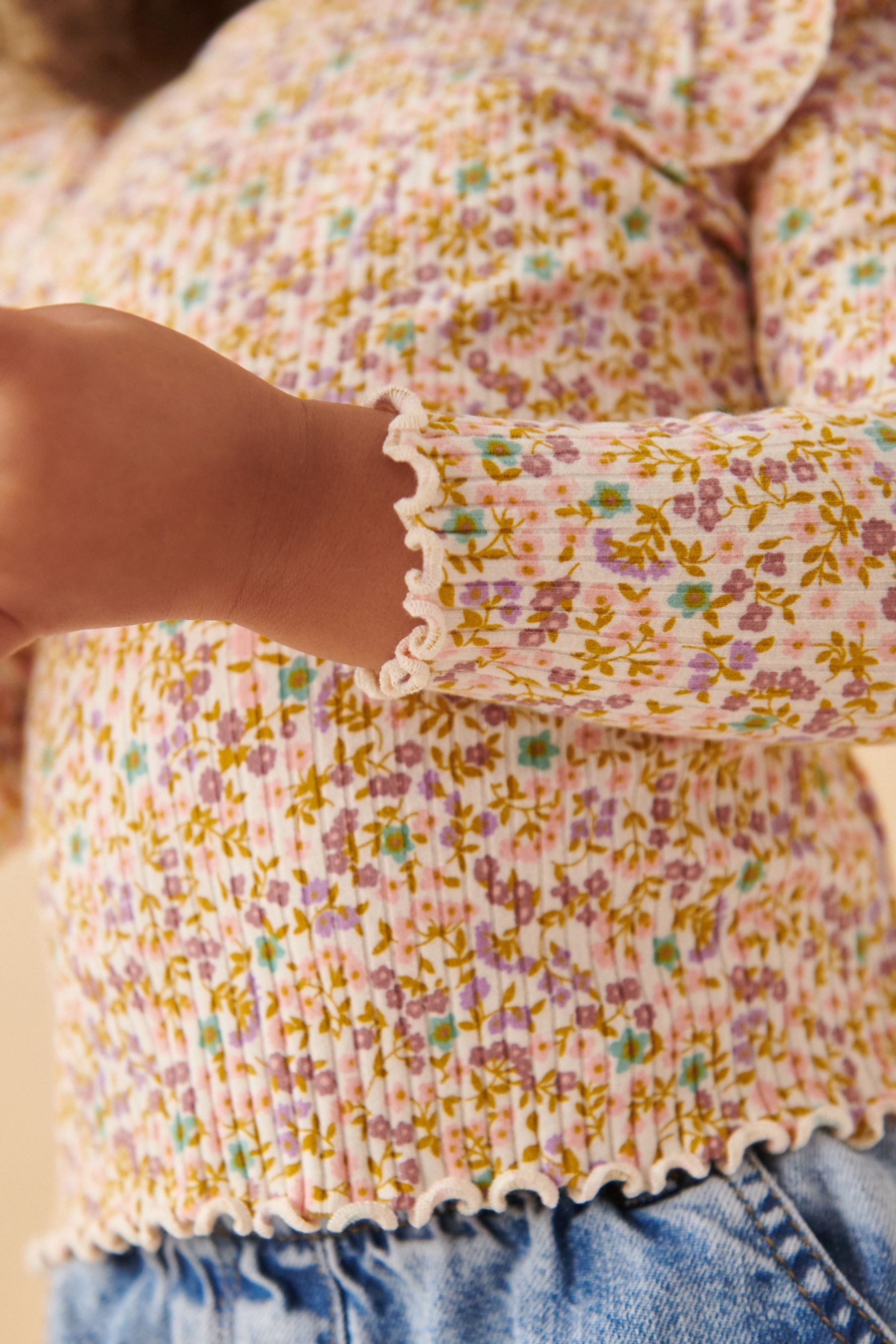Next Langarmshirt Geripptes Langarmshirt mit Rüschen (1-tlg)