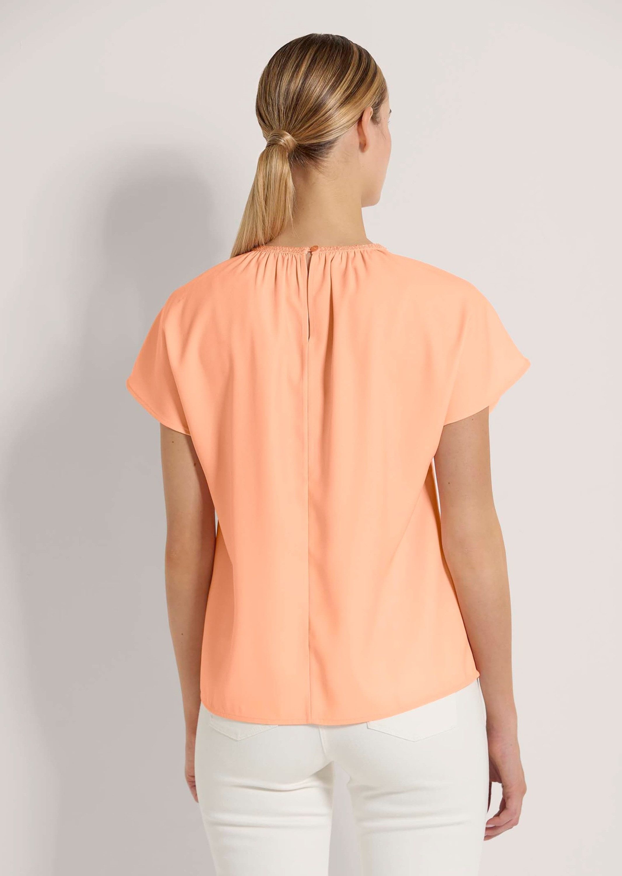 MADELEINE Shirtbluse Sommerliches Freizeitshirt mit Falten Uni-Design, runder Ausschnitt, Knopfschlingen-Verschluss hinten – Bild 2 von 5
