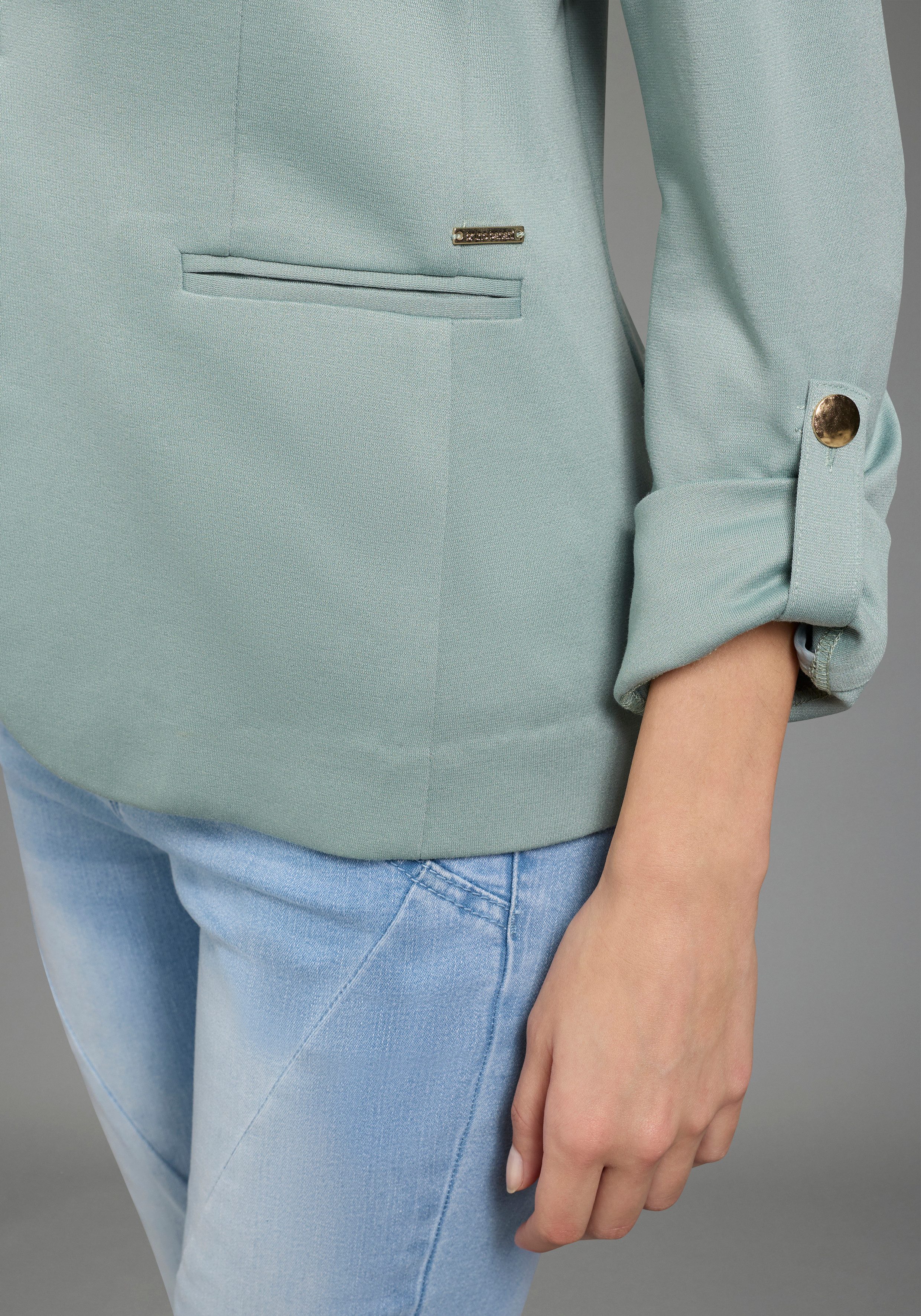 Bruno Banani Sweatblazer hüftlange Blazerform, figurbetonte Passform, mit Reverskragen