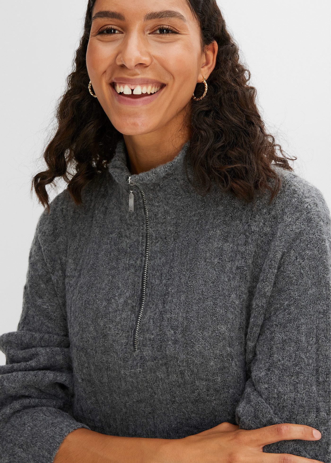 bonprix Longpullover mit Stehkragen und Reißverschluss im Troyer-Look, Zopfstrickmuster