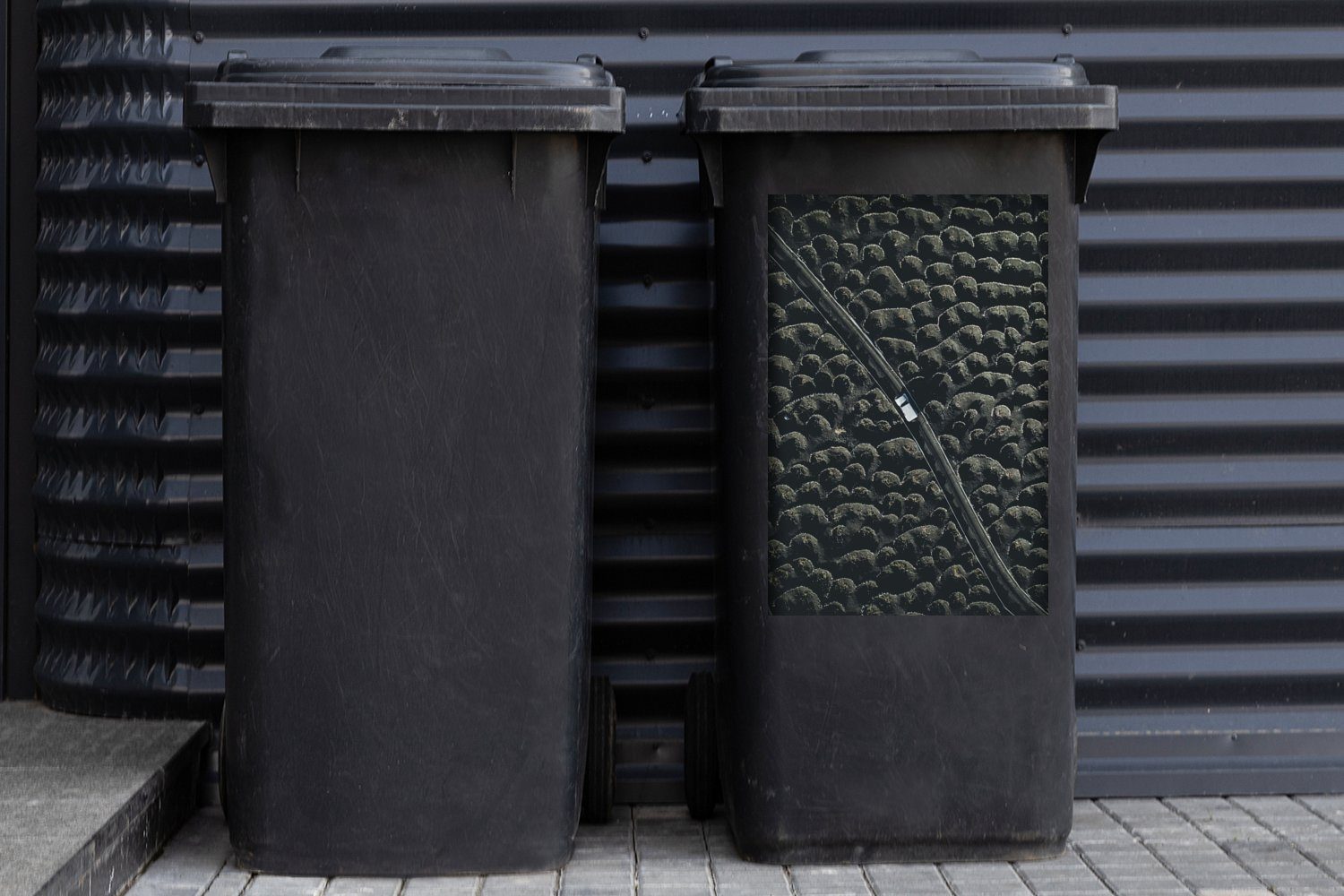 Lanzarote, der MuchoWow (1 Spanien, Weinberge Sticker, aus Vogelperspektive Mülleimer-aufkleber, St), Container, Abfalbehälter Mülltonne, auf Wandsticker