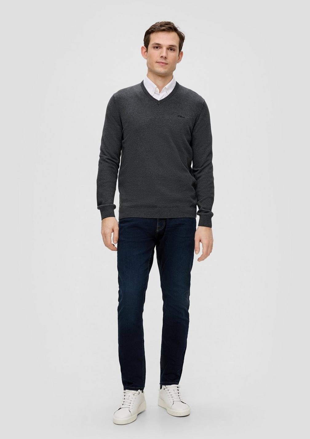 s.Oliver V-Ausschnitt-Pullover Casual (1-tlg) mit V-Ausschnitt und Logo-Stickerei, Feinstrick – Bild 4 von 5