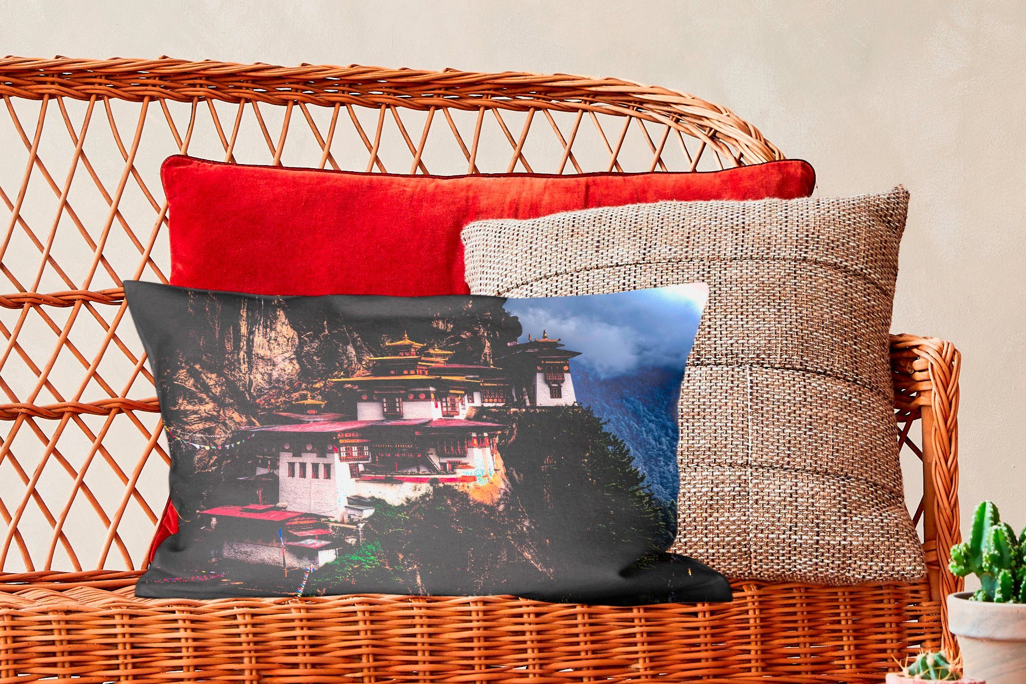 Buddhistischer Bhutan, Dekoration, Schlafzimmer einem Dekokissen Füllung, MuchoWow Berg Zierkissen, in auf Tempel Wohzimmer mit Dekokissen