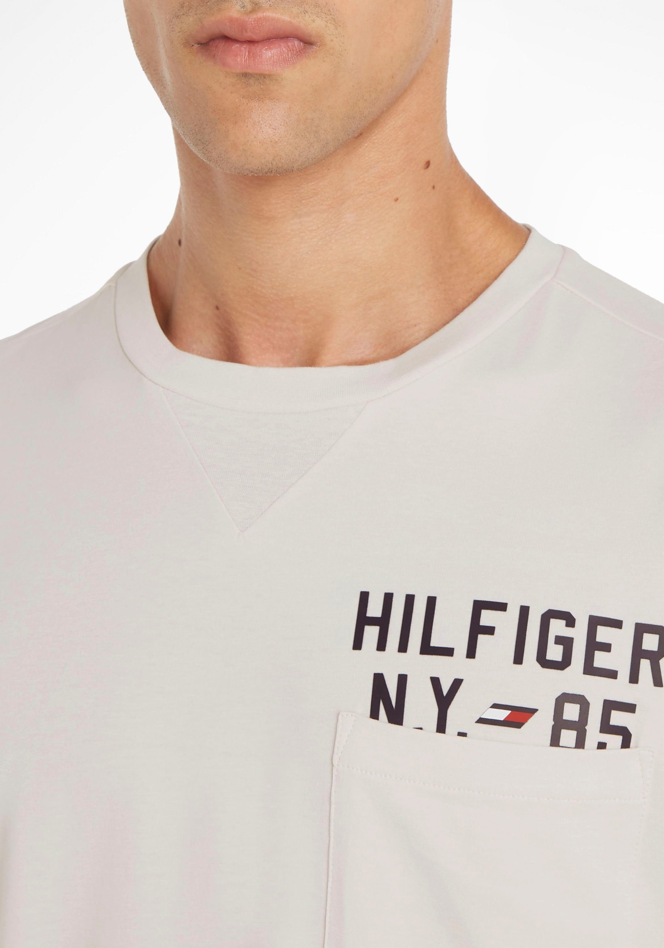 Sport Brusttasche Tommy Logoschriftzug S/S GRAPHIC der über Weathered TEE Hilfiger T-Shirt Tommy Hilfiger mit White