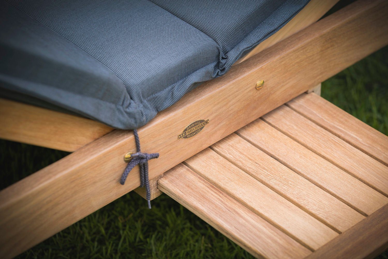 Kai Wiechmann Gartenliege Premium Teak Sonnenliege extra hoch als stilvolle Relaxliege, verstellbare Teak-Liege mit Rädern und Tablett