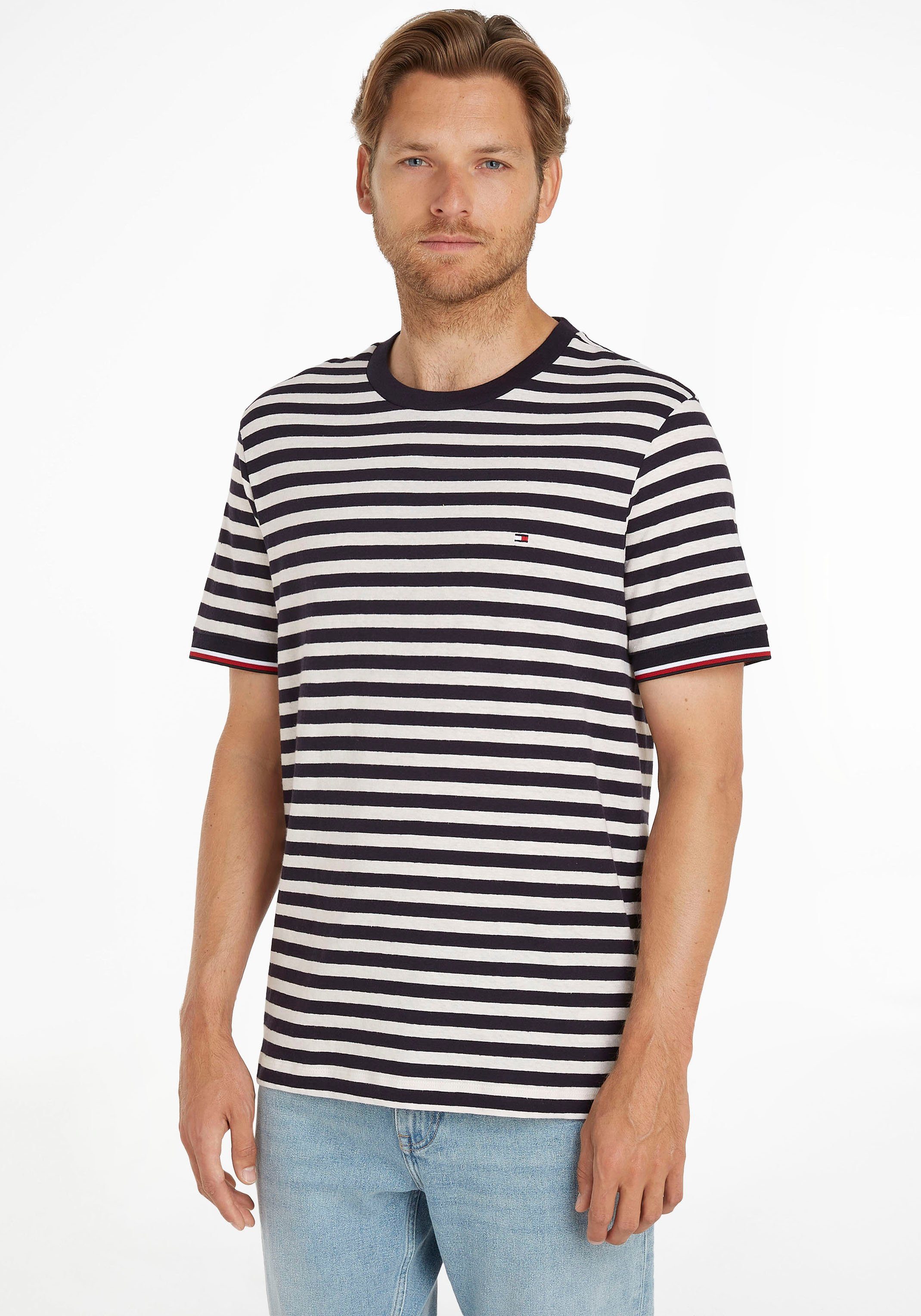 Tommy Hilfiger Rundhalsshirt NATURAL TECH STRIPED TEE mit Ärmelabschlüssen in TH-Farben