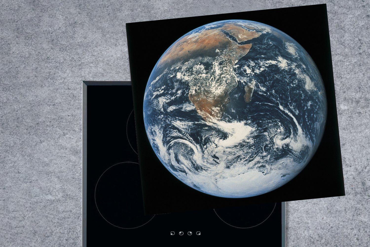 78x78 vor für Vinyl, küche Erde tlg), cm, Himmel, MuchoWow einem dunklen Arbeitsplatte Planet (1 Herdblende-/Abdeckplatte Ceranfeldabdeckung, Der