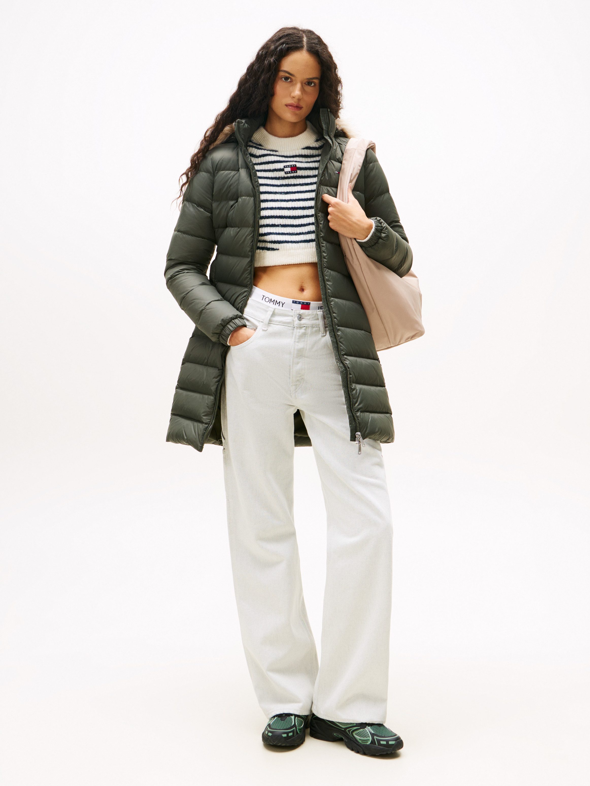 Tommy Jeans Steppmantel TJW ESSENTIAL HOODED DOWN COAT mit Fellimitat, Logostickerei