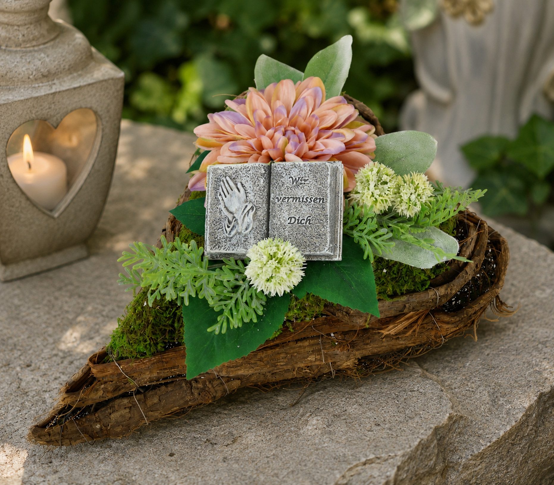 Kunstblume Gesteck mit Dahlie und Allium im Pflanz-Herz, OTTO home, Höhe 14 cm, Dekoratives Herzgesteck mit Buchfigur und Blütenarrangement – Bild 3 von 3